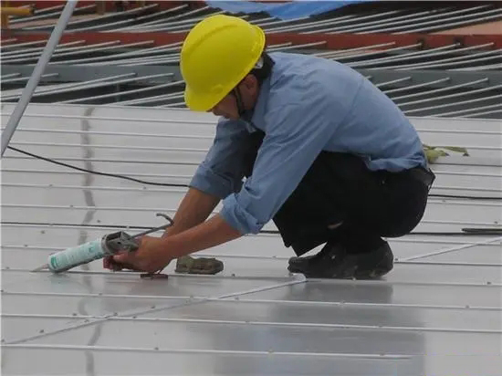 老化破損的陽光板建筑是修復還是更換？